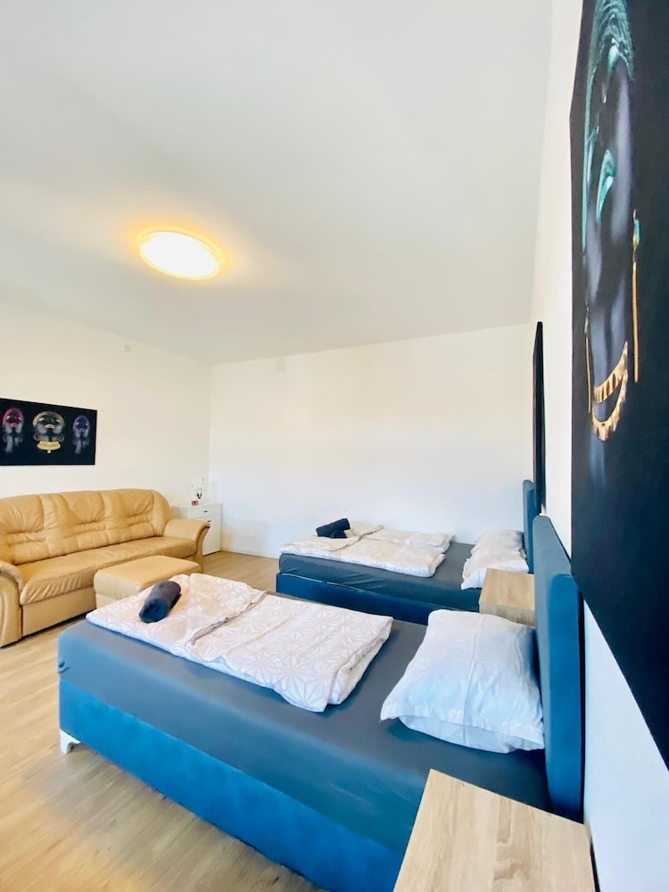 4BR Apartment for 15 Near Danube