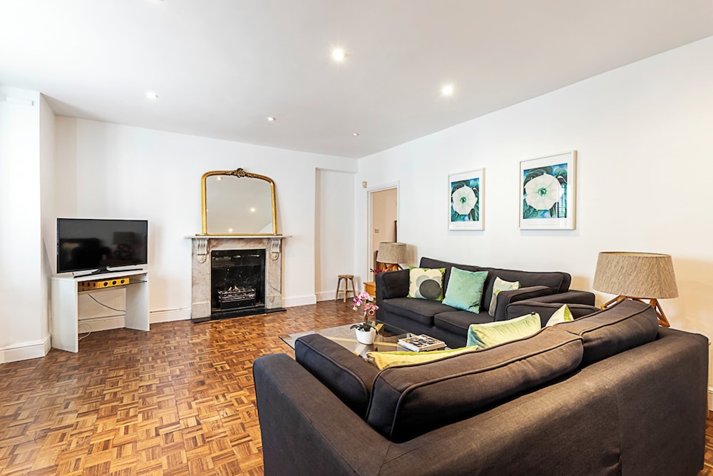 Charming Kensington Apartment