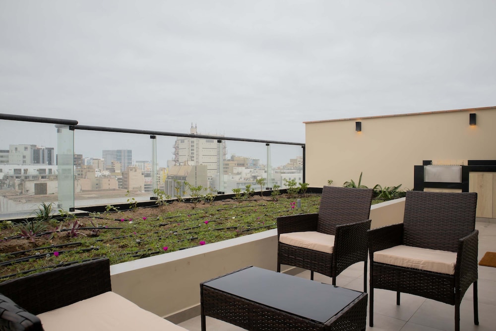 w Modern 3BR w Balcony Near Kennedy Park