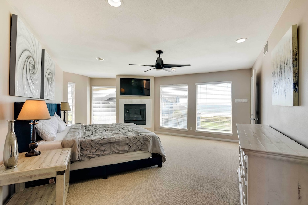 Pet-friendly Galveston Home w/ Wraparound Deck