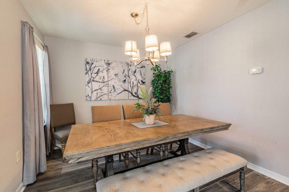 ​Near Theme Parks! Spectacular New 3 BR Home, Sleeps 7, Patio, Pool!-4