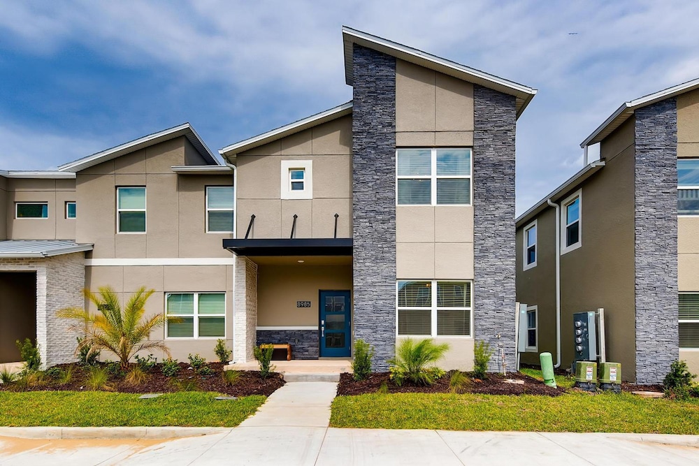 8985 CC - 5 Bedrooms Townhome Retreat - Image 1