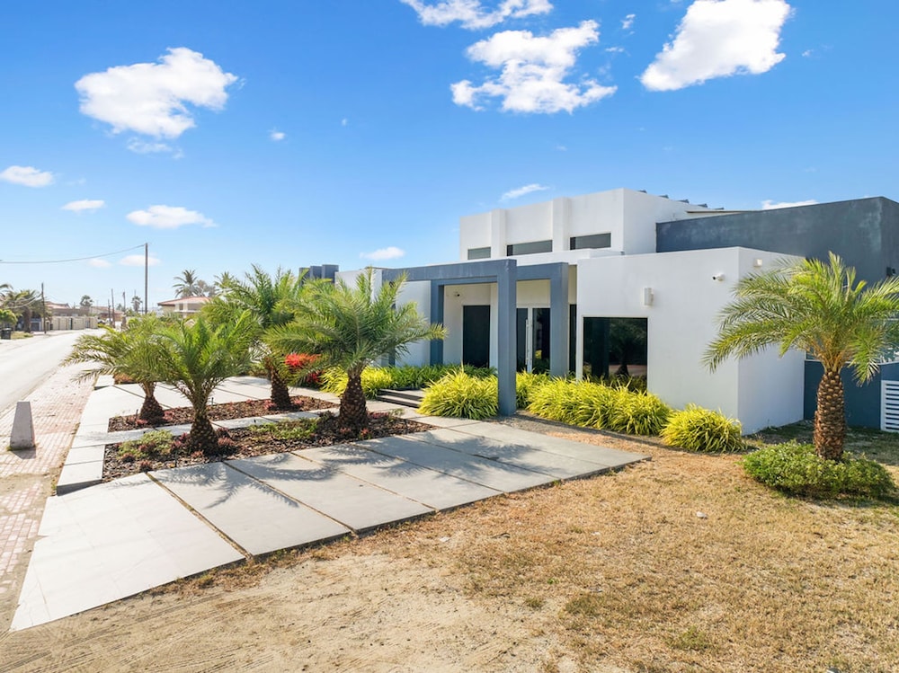 NEW Modern Villa Jacuzzi Pvt Pool Close2beach