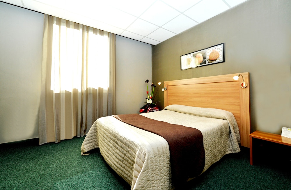 Rodez Vacations - Hotel du Midi - Property Image 4