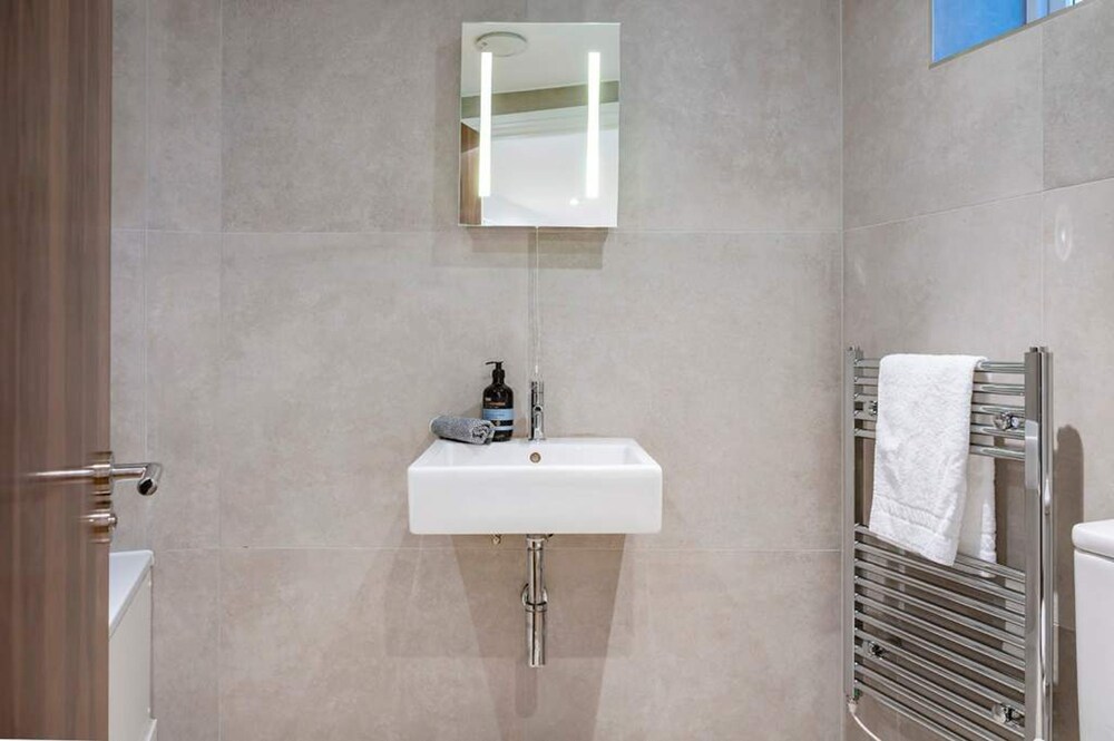The Urban Minimalist- Notting Hill 2 Bed