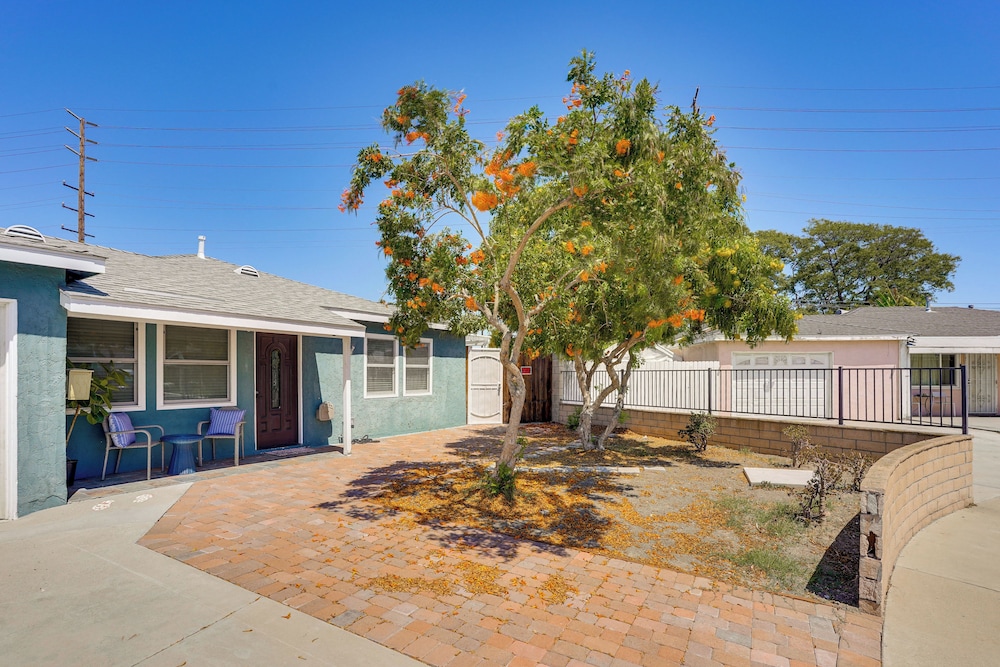 7 Mi Huntington Beach: Family Home w/ Patio!