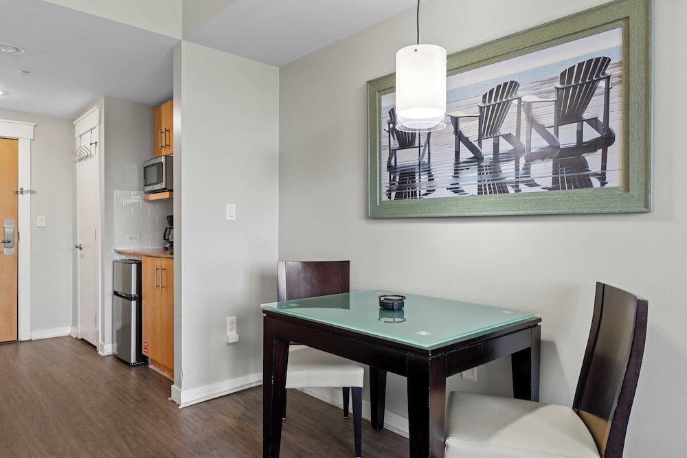 Serene Studio at Sandestin Pool, Hot Tub, Beach Shuttle, Walk to Baytowne