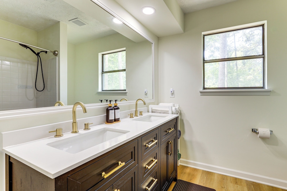 5 Mi to Stone Mountain: Lakefront Family Home