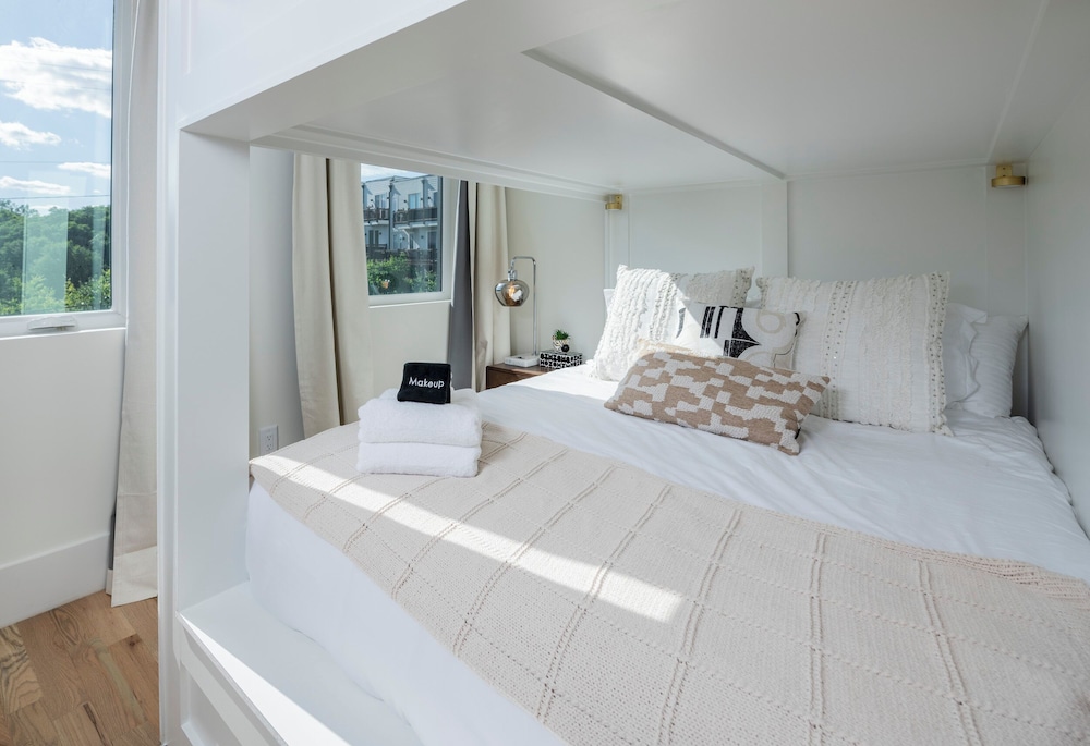Large Groups - Rooftop Pools - Sleeps 24