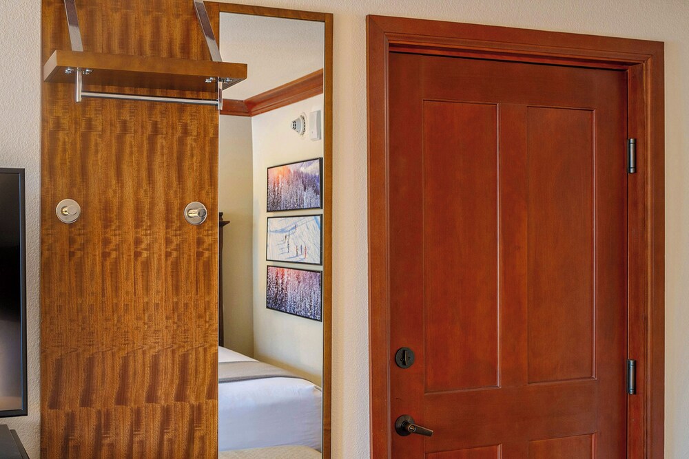 2BR Condo w/ Pool Access, Hot Tub, & ski In/out