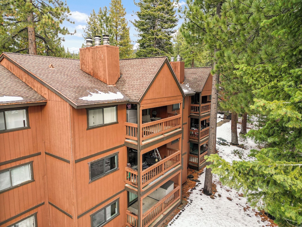Sierra Pines Retreat Sleeps 6!