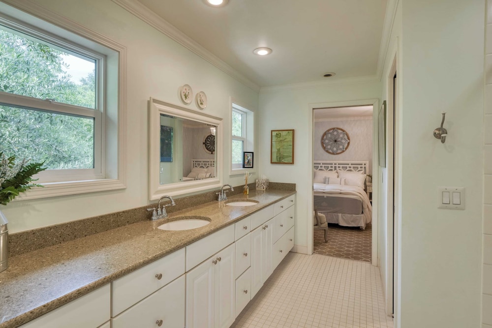 Glen Ellen Escape 5BR Retreat w/ Pool, Hot Tub, Hammocks & Vineyard Views