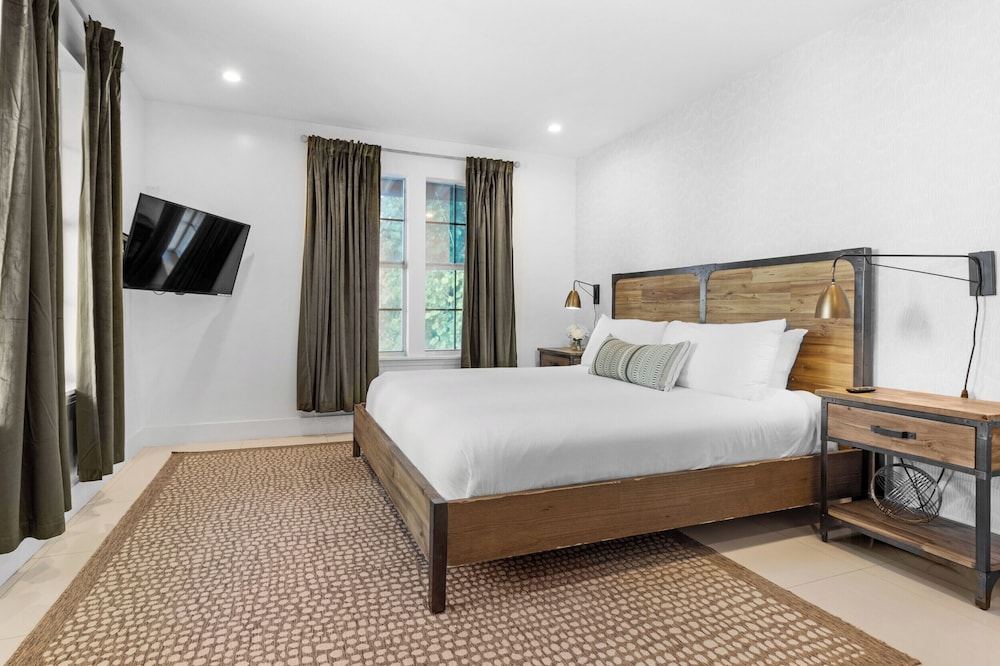 7BD Downtown Oasis Pool