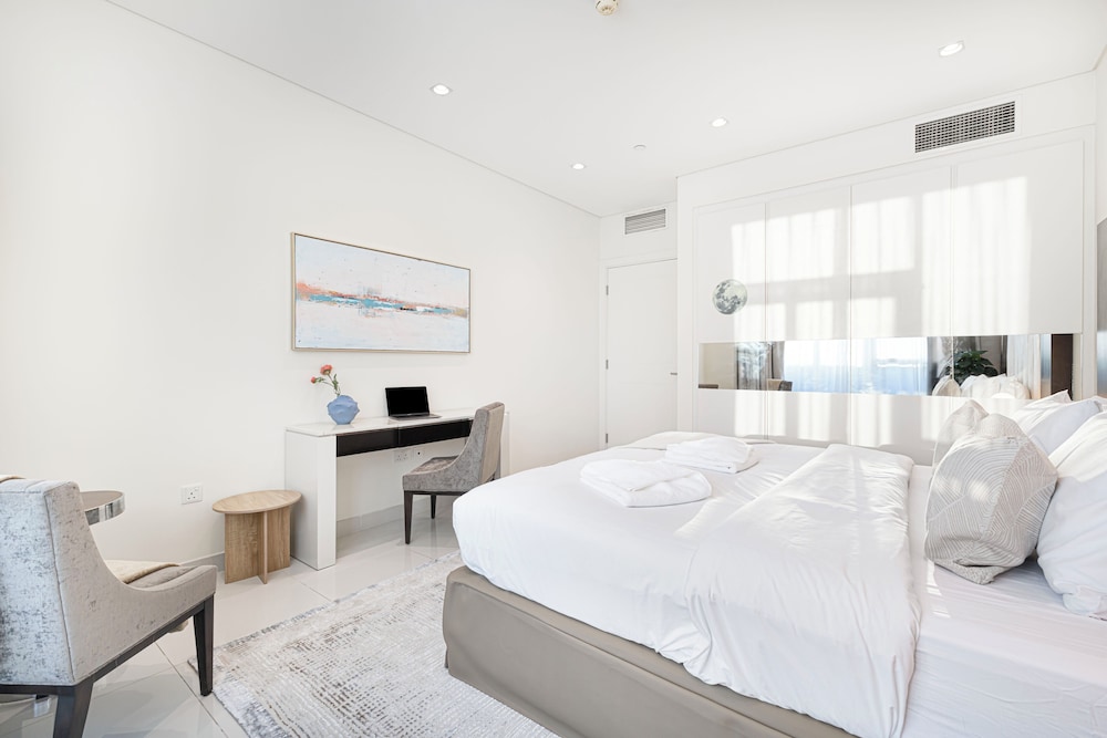 DAMAC Suites by Hostiva – Burj & Fountain