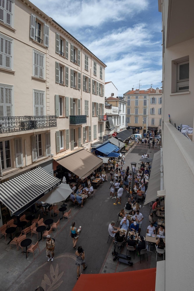 Centrally Located Modern 2 Bed Apartment in Cannes With Aircon and High Ceilings and Modern Design - 696