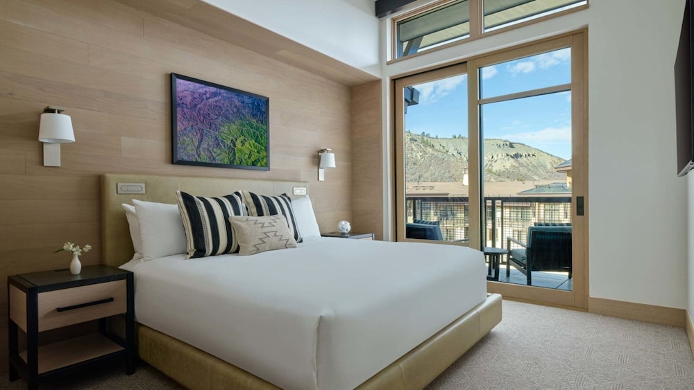 Contemporary 3 Bedroom Luxury Ski In, Ski Out Residence in Snowmass Base Village