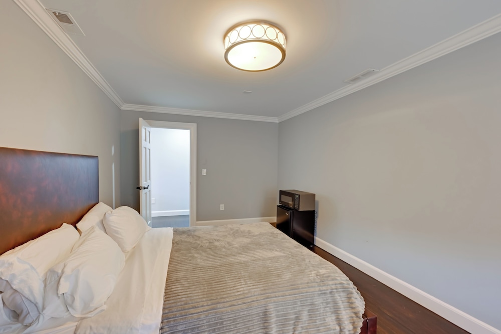 High-end Estate in Norwalk: Quiet & Spacious!