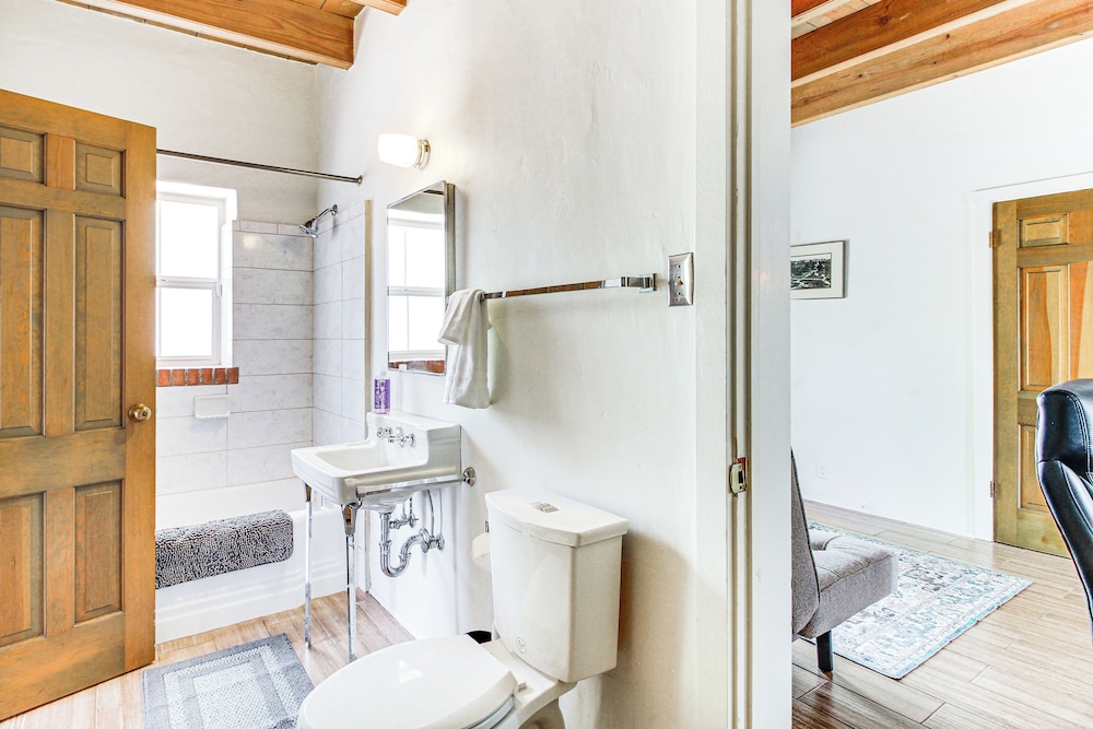 3 Mi to Zoo & Garden: Spacious Albuquerque Home