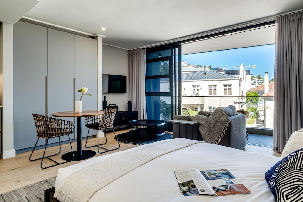 Central Secure Modern Studio w Views Bantry Pad
