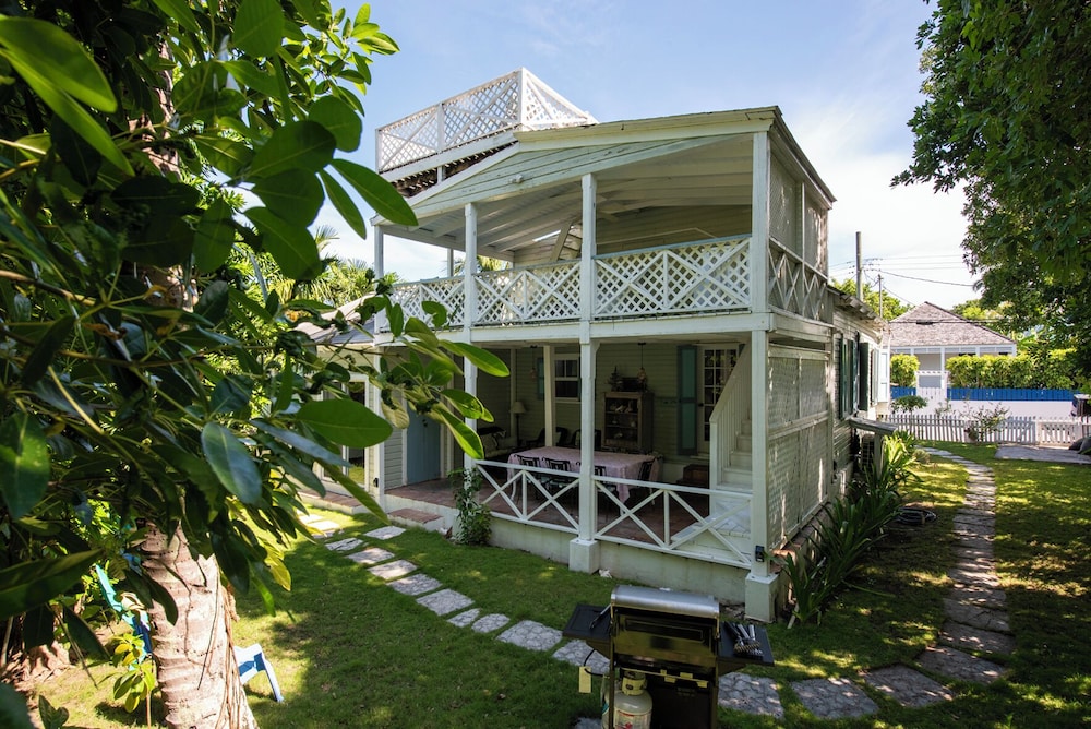 Island Serenity: Charming Watercolor Cottage Near Beach