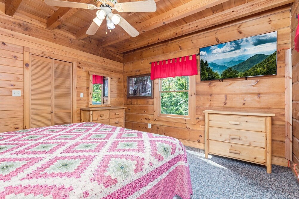 Er81 - Family Making Memories 3 Bedroom Cabin by RedAwning view 5