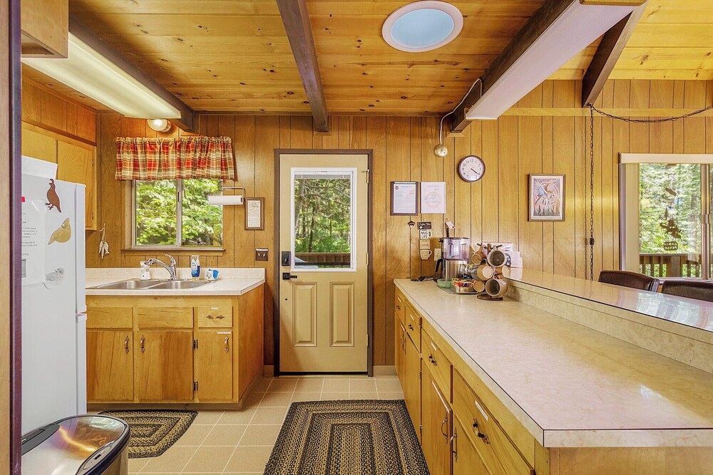 Walk to Fly-in Lake: Blue Lake Springs Cabin!