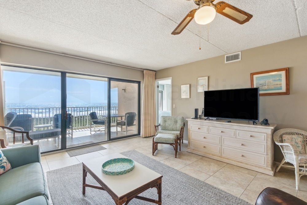 Ocean View Condo, Easy Acces to the Pool and Private Walkway to the Beach by RedAwning