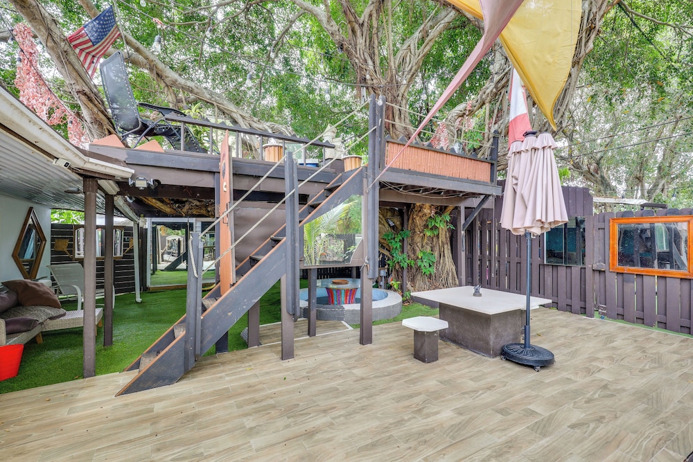 3 Mi to Beach: Hollywood Treehouse w/ Deck & Yard!