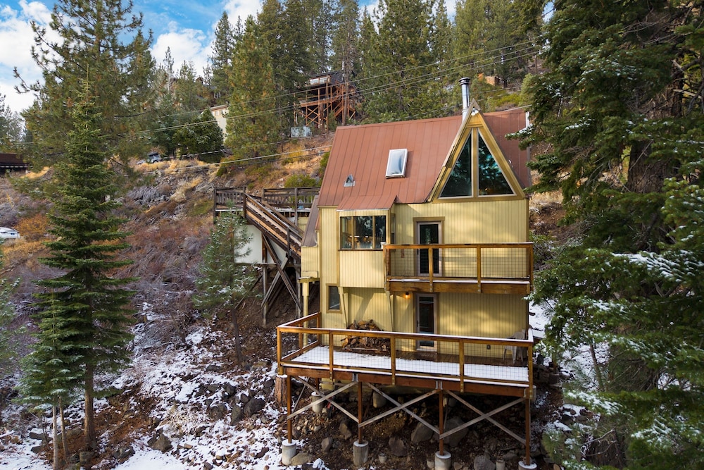 Sierra at Donner Lofted Cabin Minutes to Lake A-frame-inspired Design Deck
