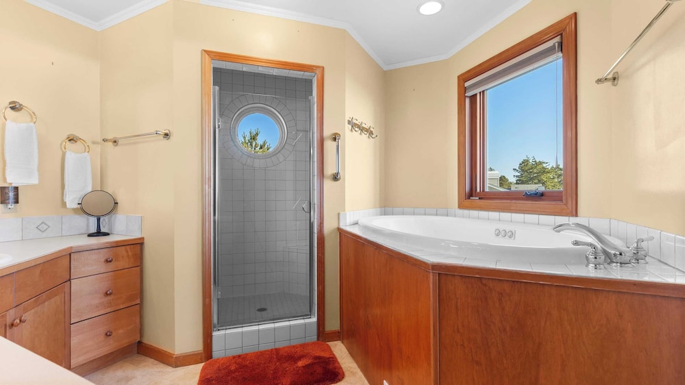 Seacliff Haven Waterfront Luxury, Stunning Views, Hot Tub & Game Room