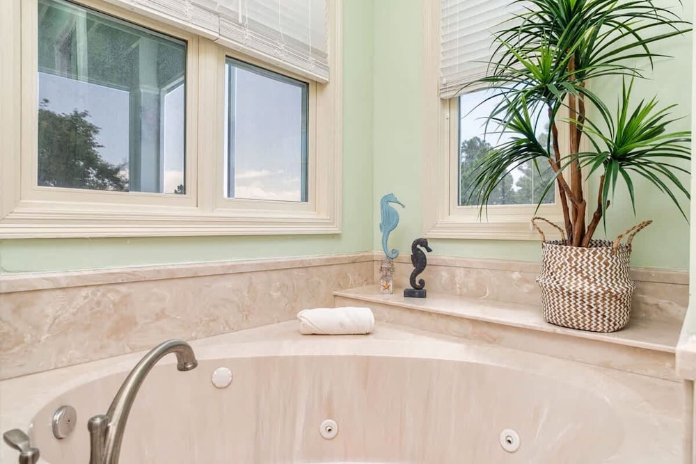 Gulf Shores Escape Walk to Waves Pool Golf Views