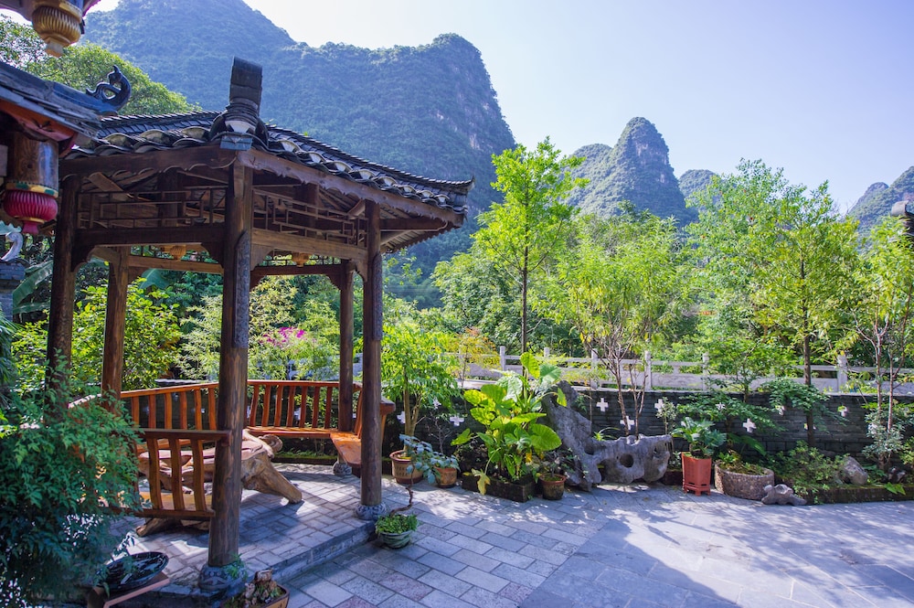 Yangshuo Scenic Mountain Retreat