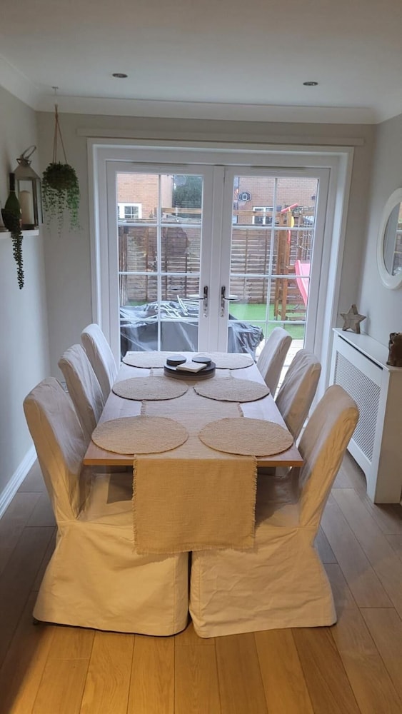 3 Bedroom, Sleeps 6, Free Parking