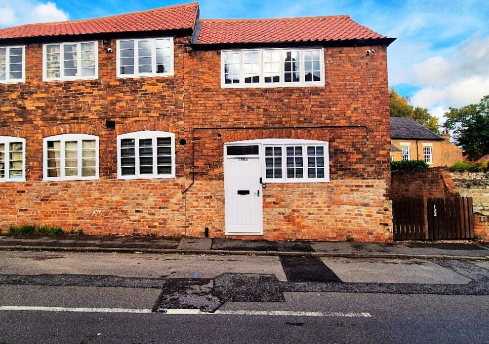 Spacious & Luxury 2BR Flat in Calverton