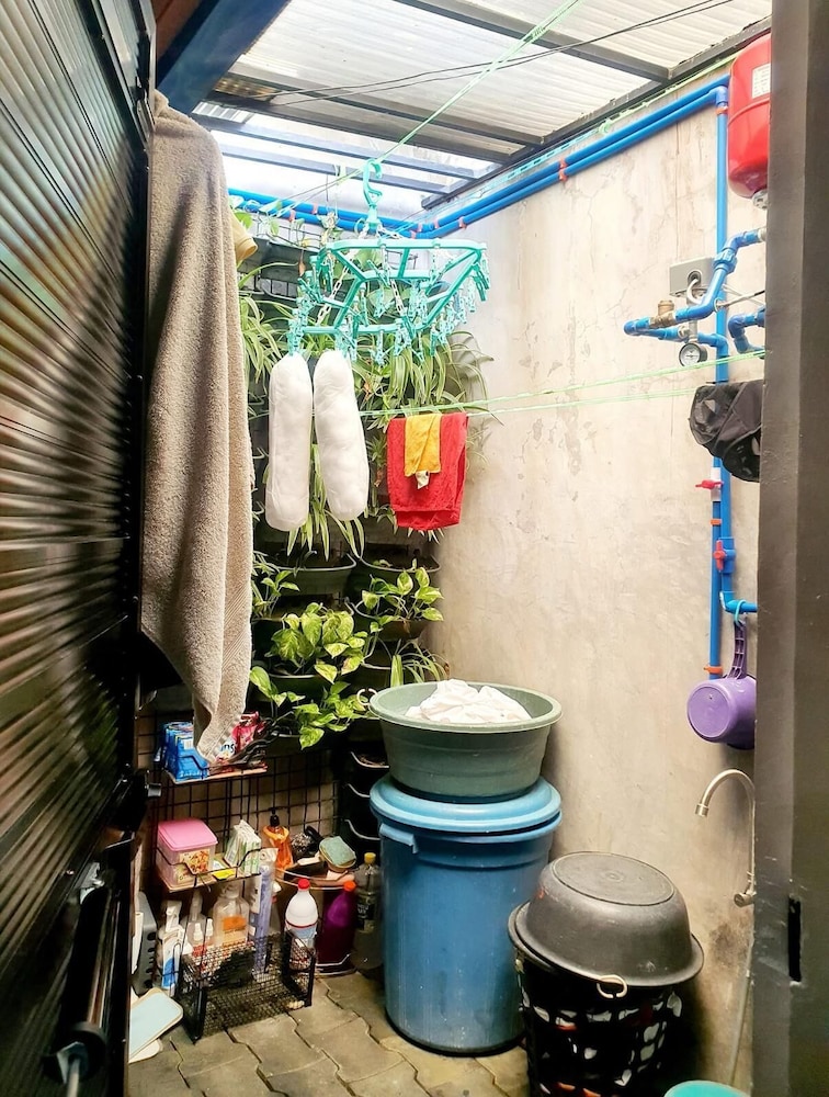 3 Bedroom Fully Furnished Aircon House With Free Car Park