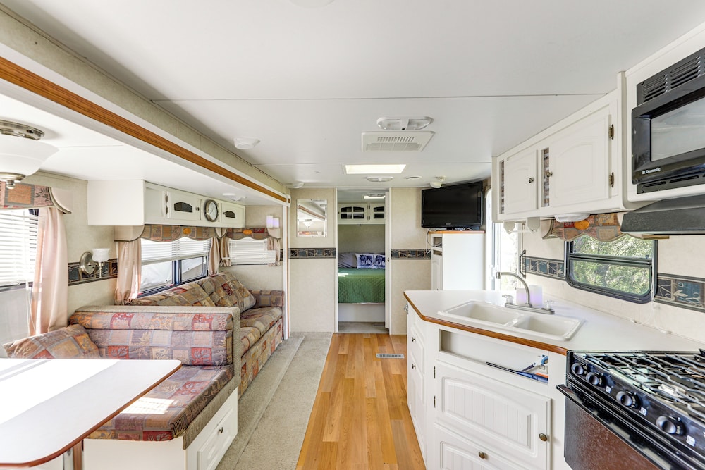 Sierra Nevada Mtn Views: Gardnerville Getaway