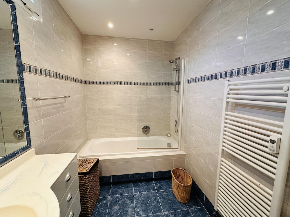 Two Bed Apt in the Center of Cannes - 2229