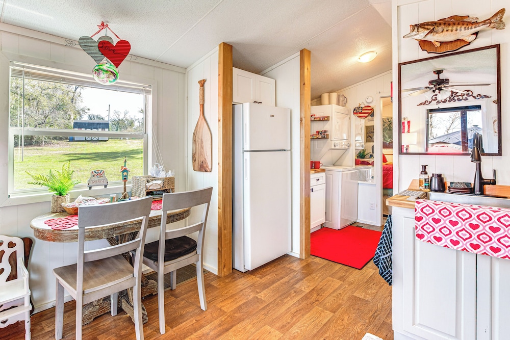 Lakefront Cabin in Brinson: Behind the Moon