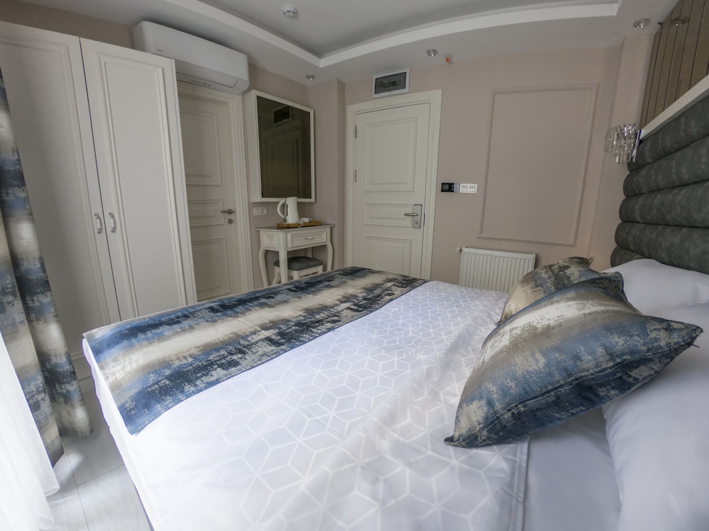 Crowned Otel - Image 13