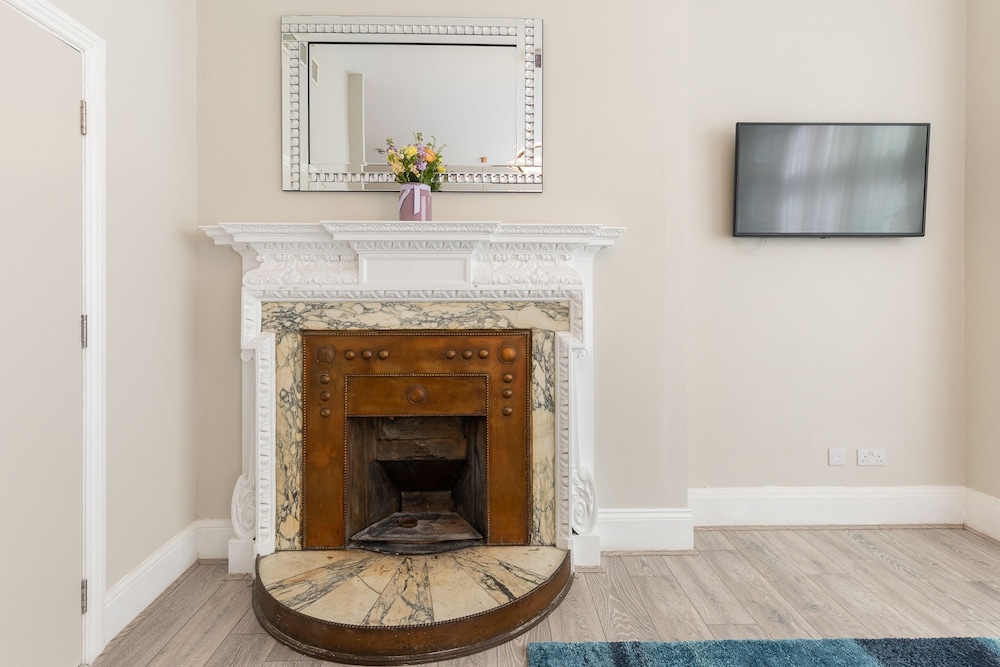 Luxurious Air Conditioned Apt High Street Kensington