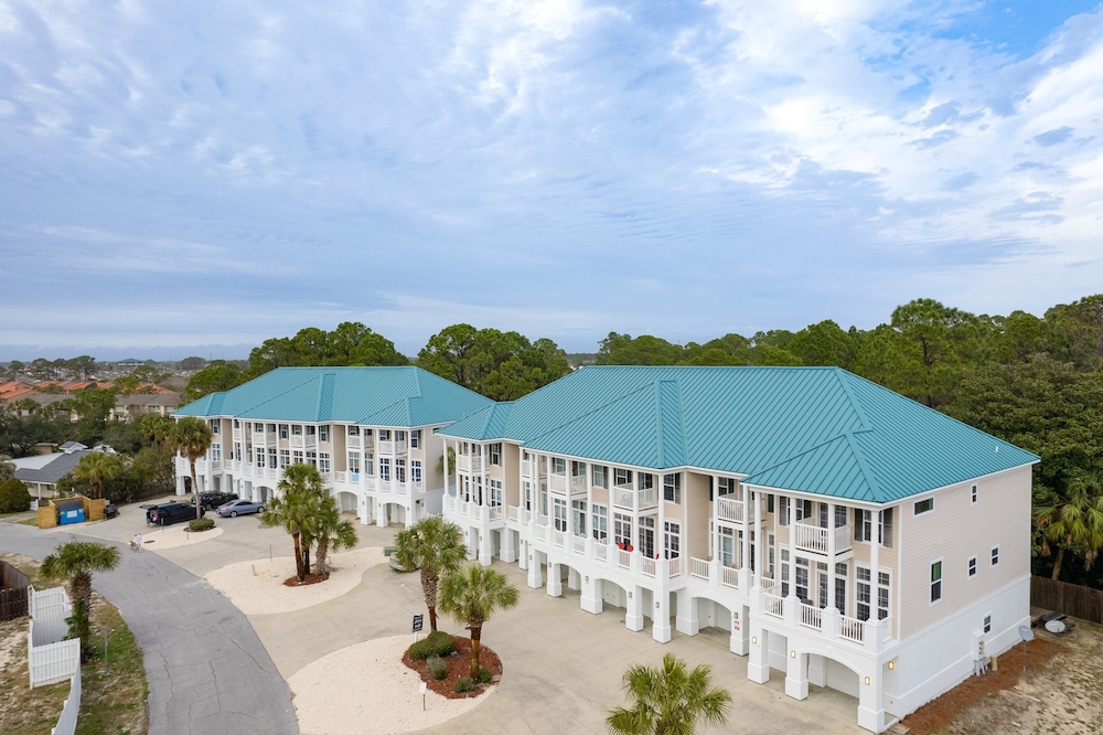 Tidal Charm by Avantstay Walk to Beach, Community Pool, Balcony, Ocean Views view 3