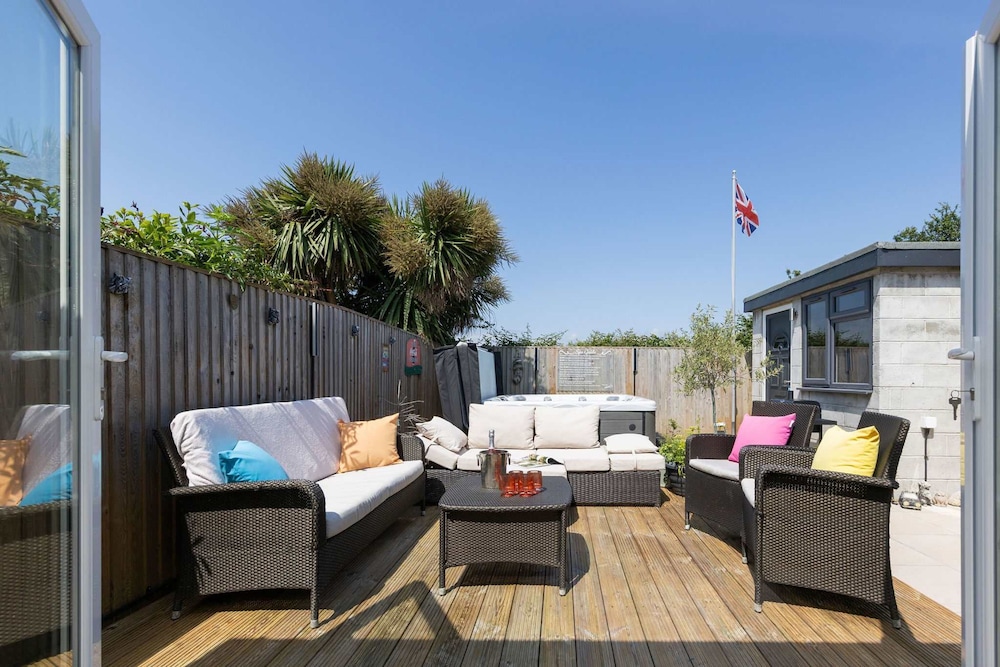 Coastal Retreat With Hot Tub Walk to Beach