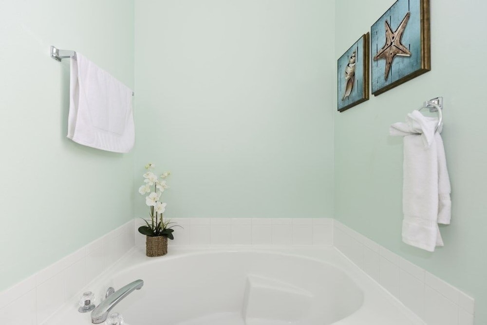 Spacious 4br Villa W/ Pool & Games Room, 3 Miles From Disney 4 Bedroom Villa