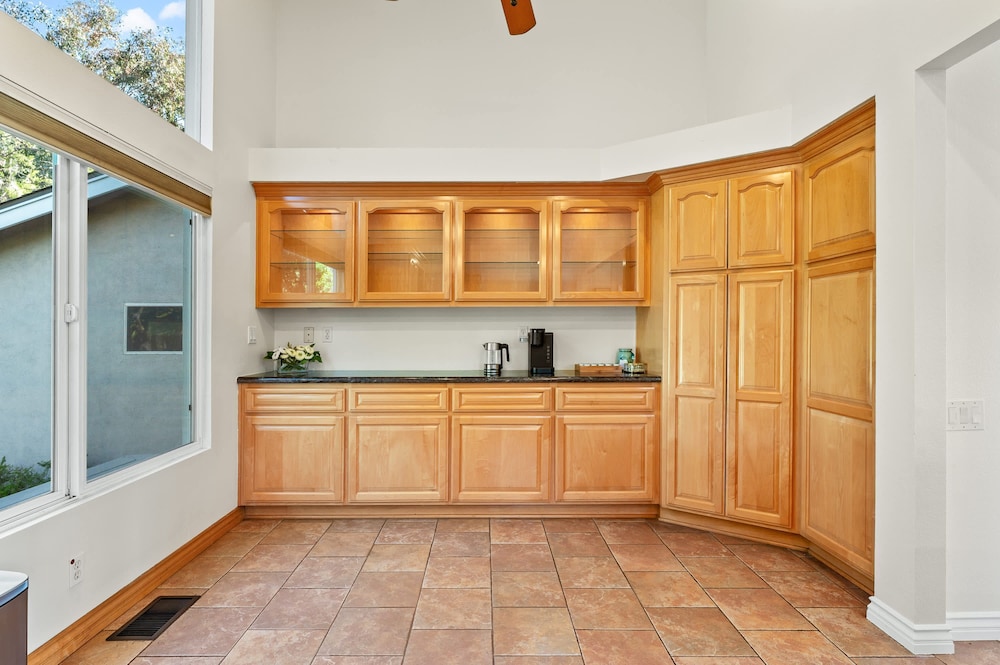 Spacious Retreat With Scenic Mountain Views