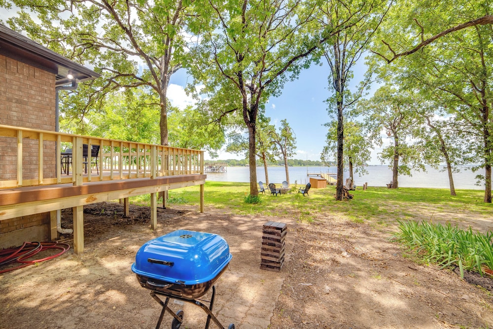 Waterfront Cedar Creek Lake Gem: Near Marina!