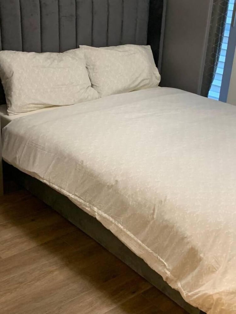 Inviting 2-bed Apartment in Grays view 2