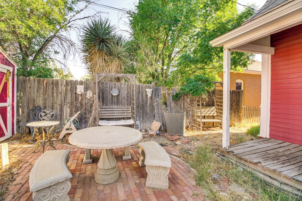 < 1 Mi to Downtown Abq: Historic Manor w/ Patio!