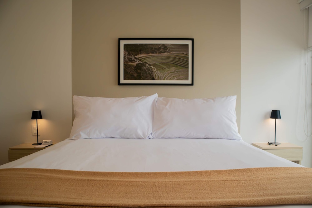 w Elegant 2BR Apartment in Miraflores Steps From Larcomar