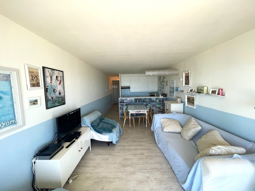 Cozy One-bedroom Apartment With sea View