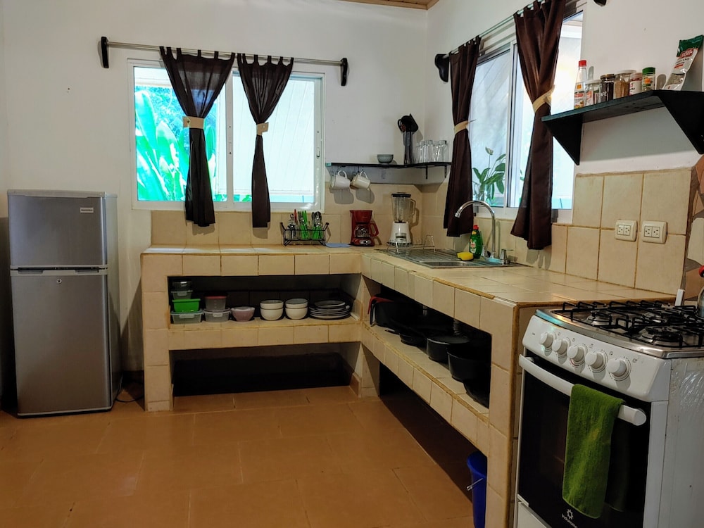 Colibri Surf House & Flats